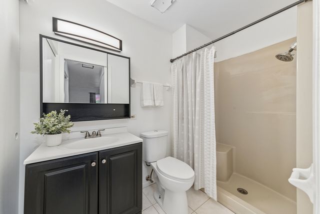 1424 Stonebridge Circle L9, Wheaton, IL 60189