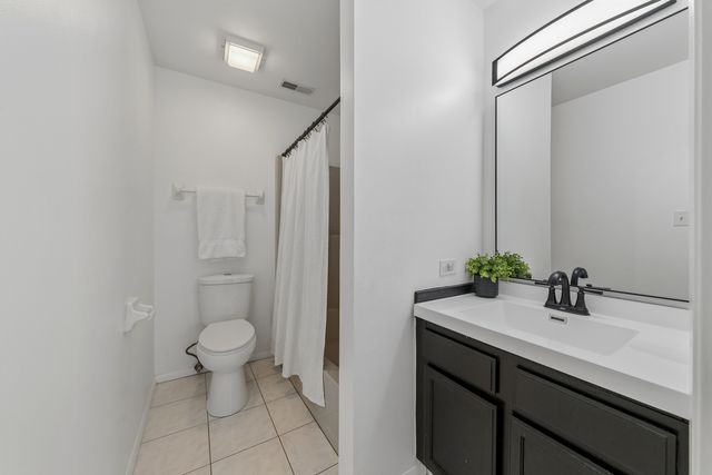 1424 Stonebridge Circle L9, Wheaton, IL 60189