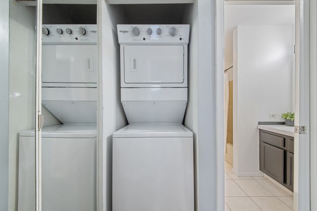 1424 Stonebridge Circle L9, Wheaton, IL 60189