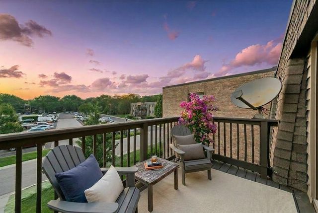 1424 Stonebridge Circle L9, Wheaton, IL 60189