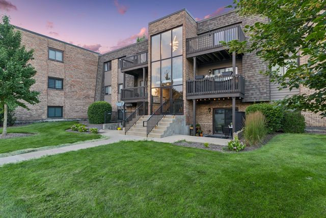 1424 Stonebridge Circle L9, Wheaton, IL 60189