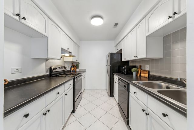 1424 Stonebridge Circle L9, Wheaton, IL 60189