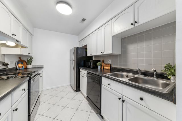 1424 Stonebridge Circle L9, Wheaton, IL 60189