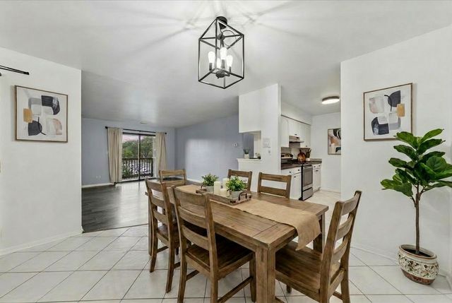 1424 Stonebridge Circle L9, Wheaton, IL 60189