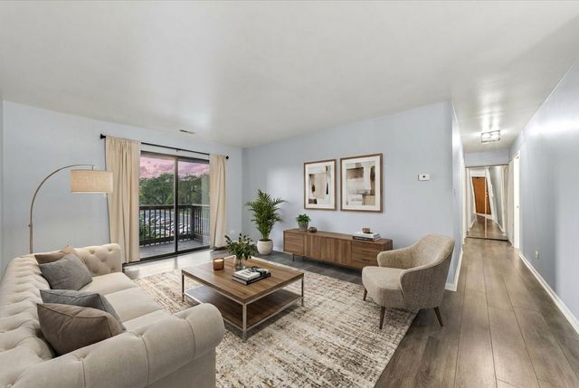 1424 Stonebridge Circle L9, Wheaton, IL 60189