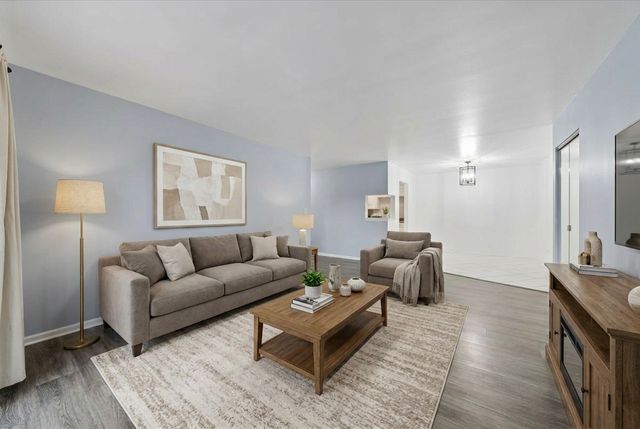 1424 Stonebridge Circle L9, Wheaton, IL 60189