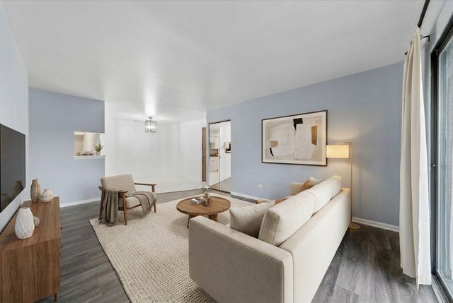 1424 Stonebridge Circle L9, Wheaton, IL 60189