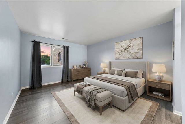 1424 Stonebridge Circle L9, Wheaton, IL 60189