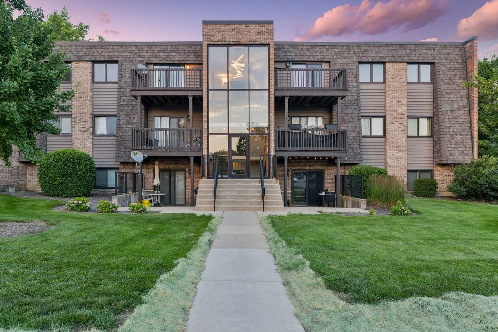 1424 Stonebridge Circle L9, Wheaton, IL 60189