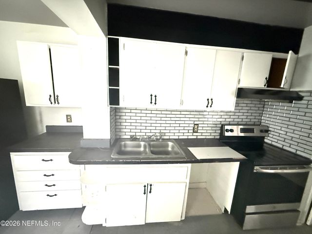 8384 DELAWARE Avenue, Jacksonville, FL 32208