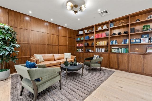 148 Weston Rd 208, Wellesley, MA 02482