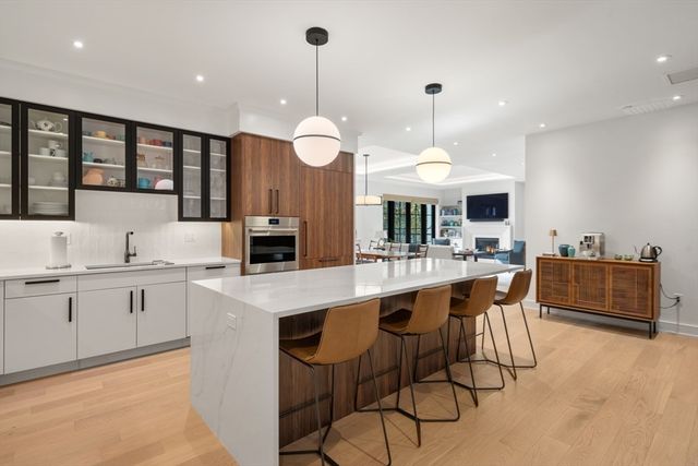 148 Weston Rd 208, Wellesley, MA 02482