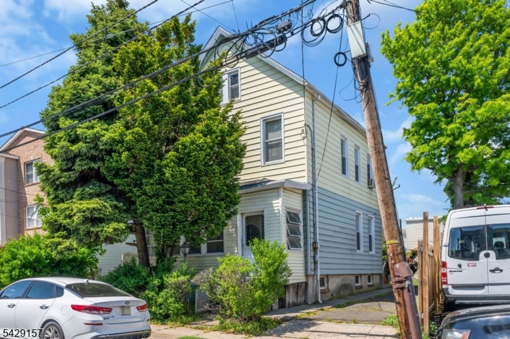 609 Montgomery St, Elizabeth City, NJ 07202