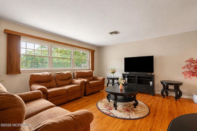 11 Ash Street, Eatontown, NJ 07724