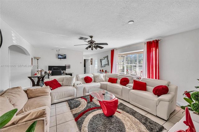 4751 NW 5th Ct, Plantation, FL 33317