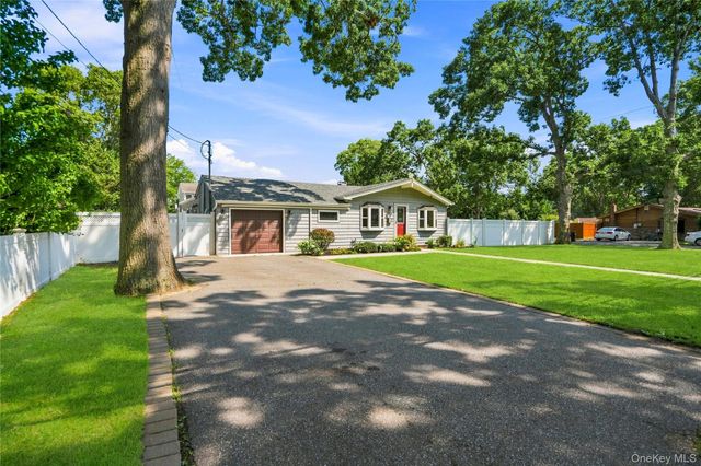 91 Spruce Avenue, West Islip, NY 11795