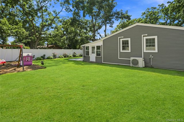 91 Spruce Avenue, West Islip, NY 11795