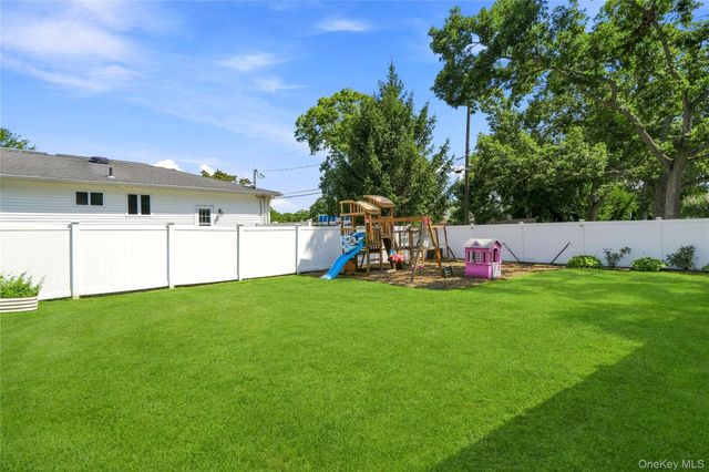 91 Spruce Avenue, West Islip, NY 11795