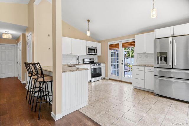 91 Spruce Avenue, West Islip, NY 11795