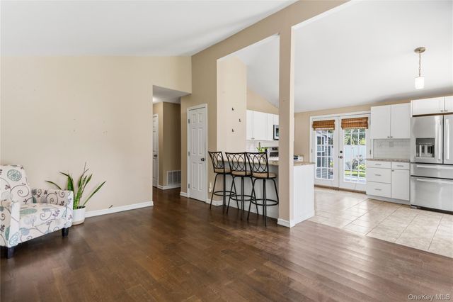 91 Spruce Avenue, West Islip, NY 11795