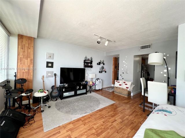 7545 E Treasure Dr 8I, North Bay Village, FL 33141