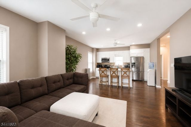 725 Chestnut St, Roselle Park Boro, NJ 07204