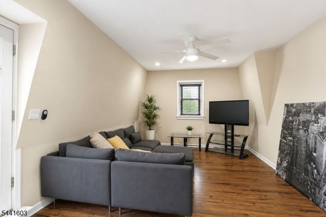 725 Chestnut St, Roselle Park Boro, NJ 07204