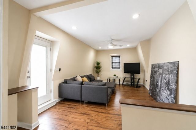725 Chestnut St, Roselle Park Boro, NJ 07204