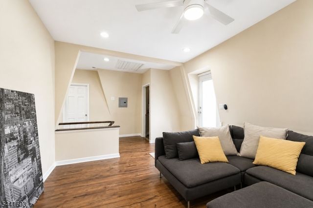 725 Chestnut St, Roselle Park Boro, NJ 07204