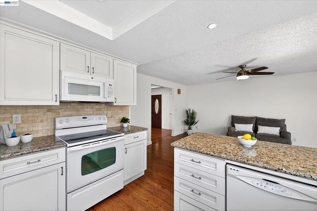 18596 W Cavendish Dr, Castro Valley, CA 94552