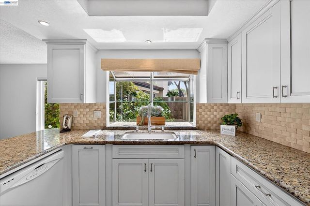 18596 W Cavendish Dr, Castro Valley, CA 94552