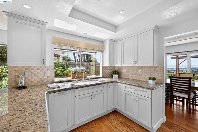 18596 W Cavendish Dr, Castro Valley, CA 94552