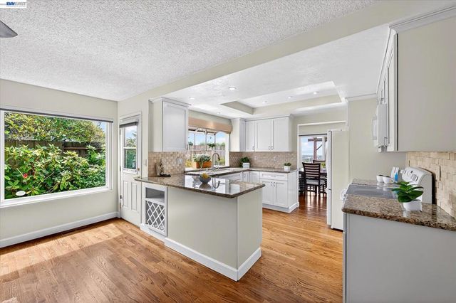 18596 W Cavendish Dr, Castro Valley, CA 94552