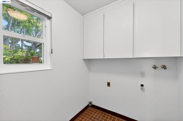 18596 W Cavendish Dr, Castro Valley, CA 94552