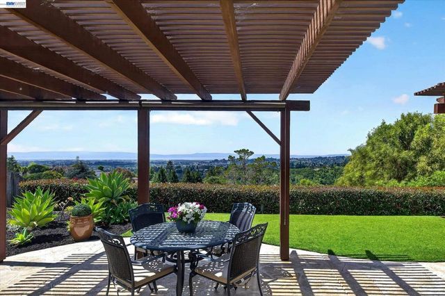 18596 W Cavendish Dr, Castro Valley, CA 94552