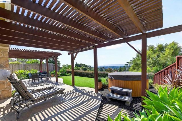 18596 W Cavendish Dr, Castro Valley, CA 94552