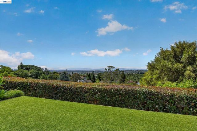 18596 W Cavendish Dr, Castro Valley, CA 94552