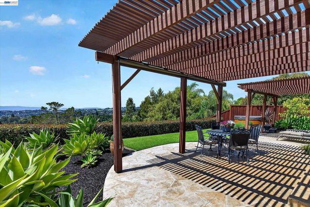 18596 W Cavendish Dr, Castro Valley, CA 94552