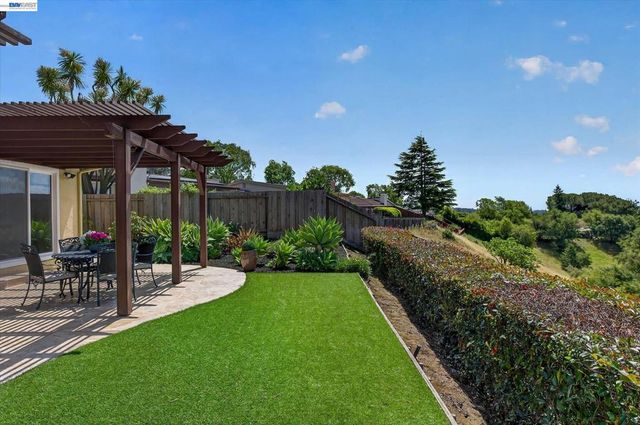 18596 W Cavendish Dr, Castro Valley, CA 94552