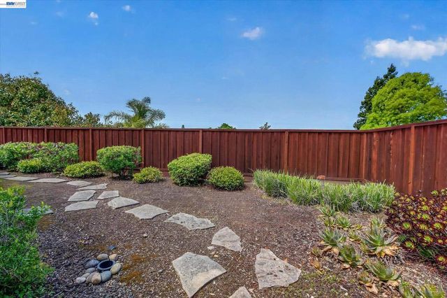 18596 W Cavendish Dr, Castro Valley, CA 94552