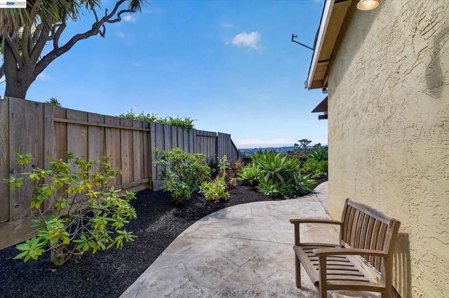 18596 W Cavendish Dr, Castro Valley, CA 94552