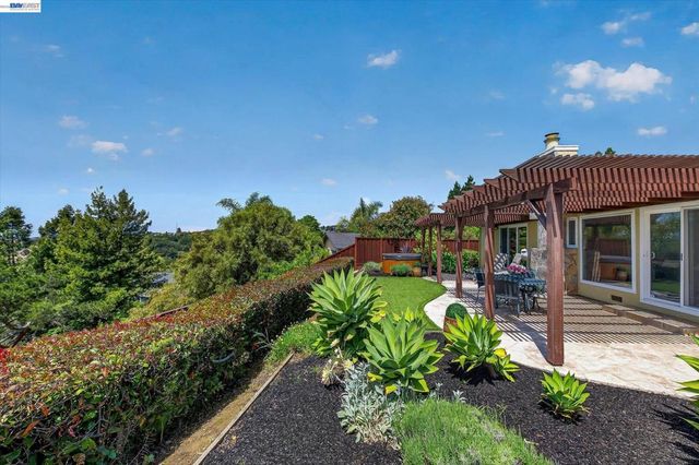 18596 W Cavendish Dr, Castro Valley, CA 94552