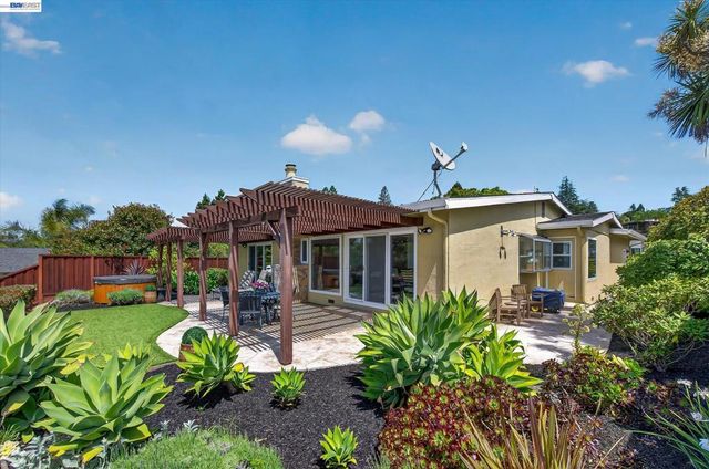 18596 W Cavendish Dr, Castro Valley, CA 94552