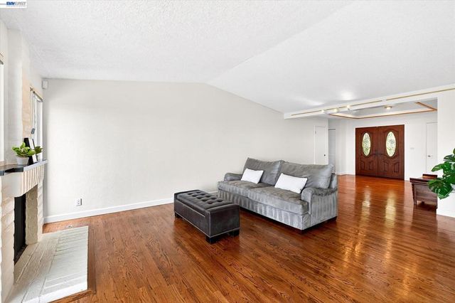 18596 W Cavendish Dr, Castro Valley, CA 94552