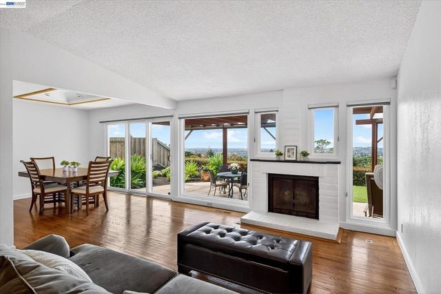 18596 W Cavendish Dr, Castro Valley, CA 94552