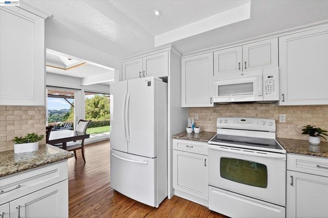 18596 W Cavendish Dr, Castro Valley, CA 94552