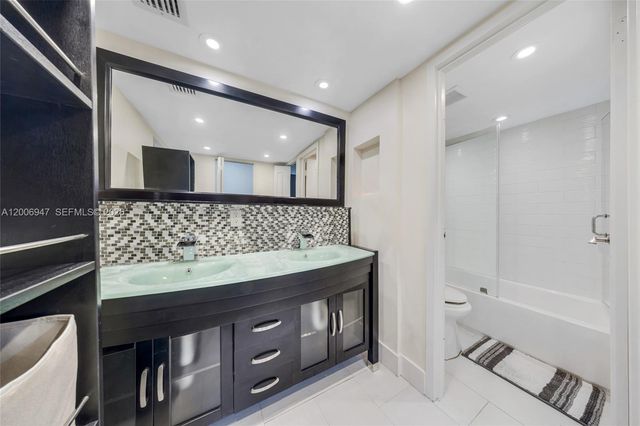 100 Bayview Dr 606, Sunny Isles Beach, FL 33160