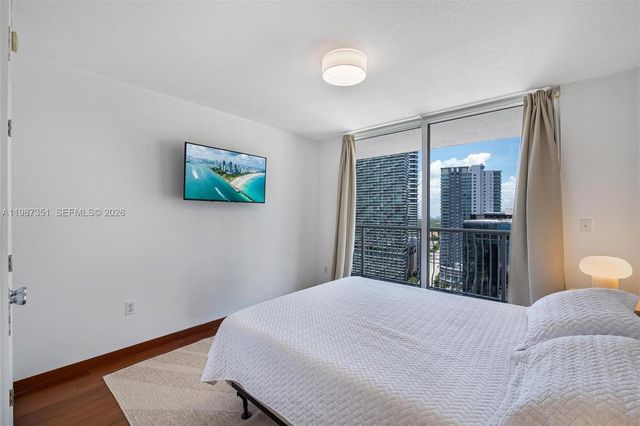 1200 Brickell Bay Dr 2824, Miami, FL 33131