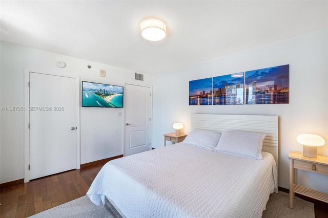 1200 Brickell Bay Dr 2824, Miami, FL 33131