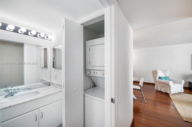 1200 Brickell Bay Dr 2824, Miami, FL 33131